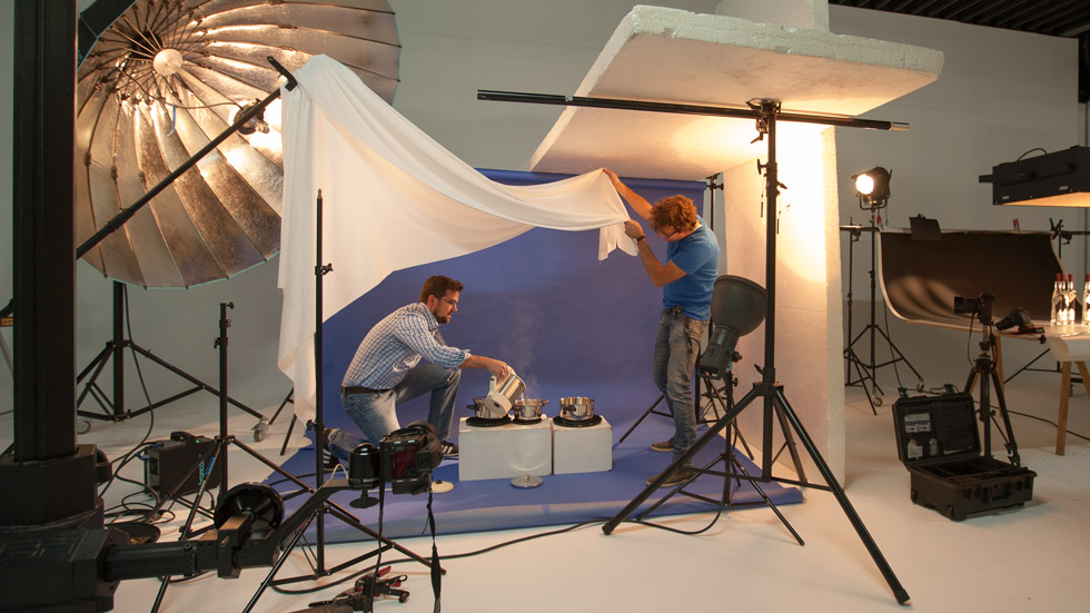 Sven und Tim Marquardt im Studio Lüdinghausen beim Erstellen von Wasserdampf für Fotos von Bettwäsche.