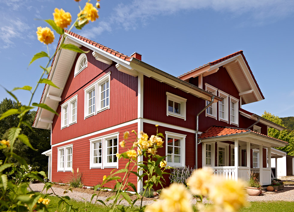 Ein Schwedenhaus mit Veranda im Frühling aufgenommen für die Firma Hörmann. KG aus Steinhagen