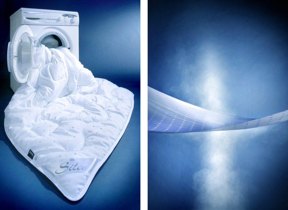 Flauschige Bettwäsche aus einer Waschmaschine auf blauen Hintergrund. Im Bild 2 sieht man den Wasserdampf, wie er durch das Bettlaken hindurch weicht.