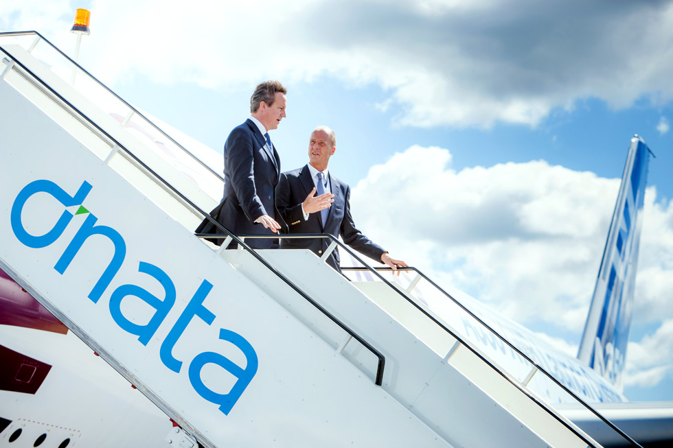 Tom Enders und David Cameron gehen eine Flugzeugtreppe herunter.