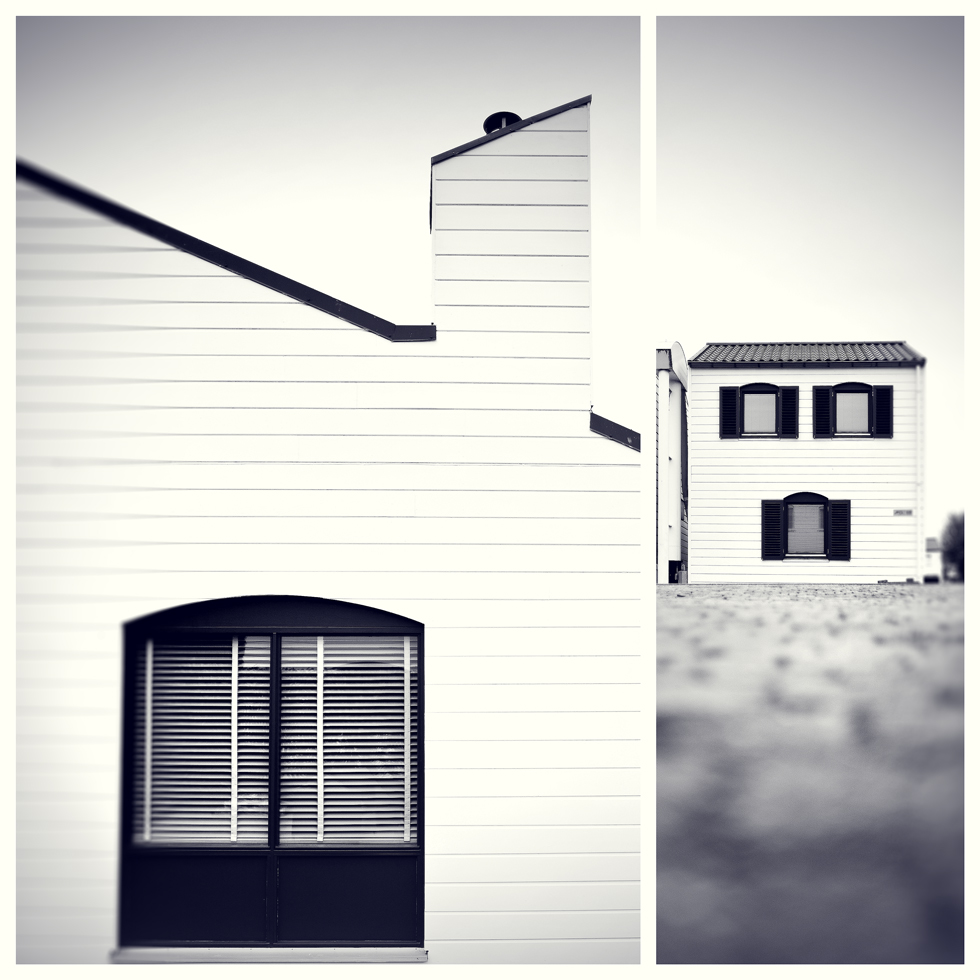 Schwarz Weiß Foto von einem schwimmenden Haus.