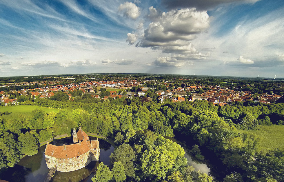 Luftaufnahme über Lüdinghausen mit der Burg Fischerin vorne links im Fokus.