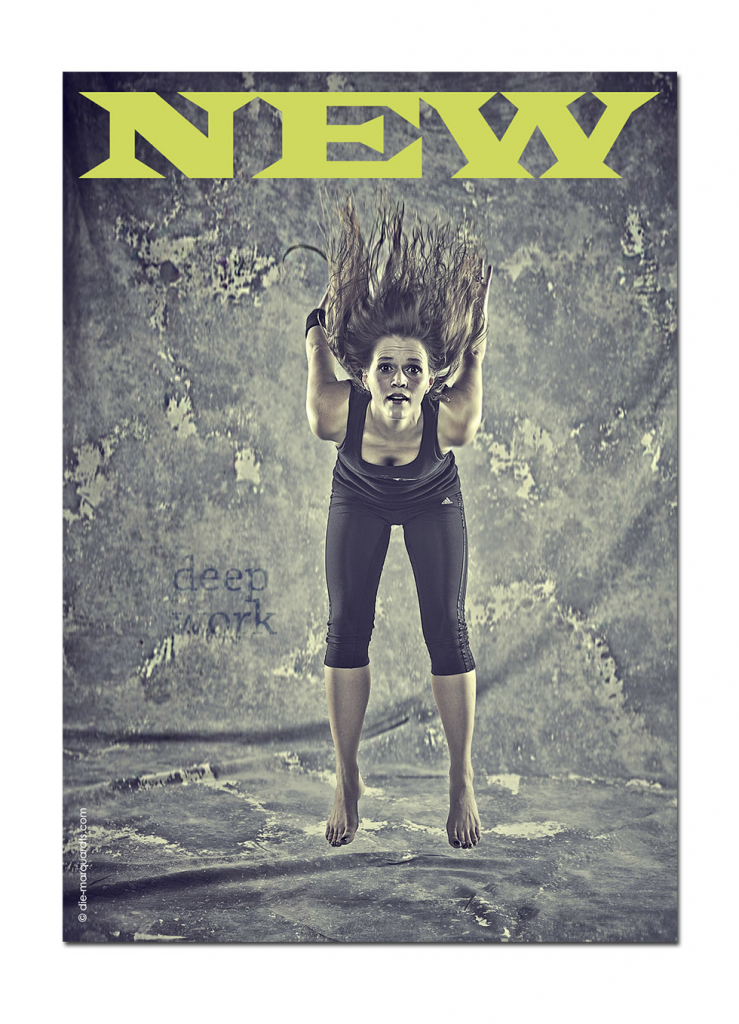 Ein Flyer mit dem Schriftzug NEW und einer Frau die einen Sprung aus dem Fitnessbereich deep work zeigt.