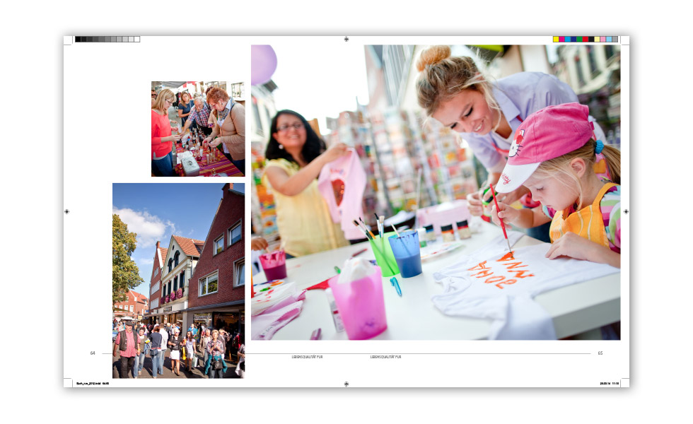 Druckseite einer Buchseite mit 3 Fotos von einem Stadtfest.