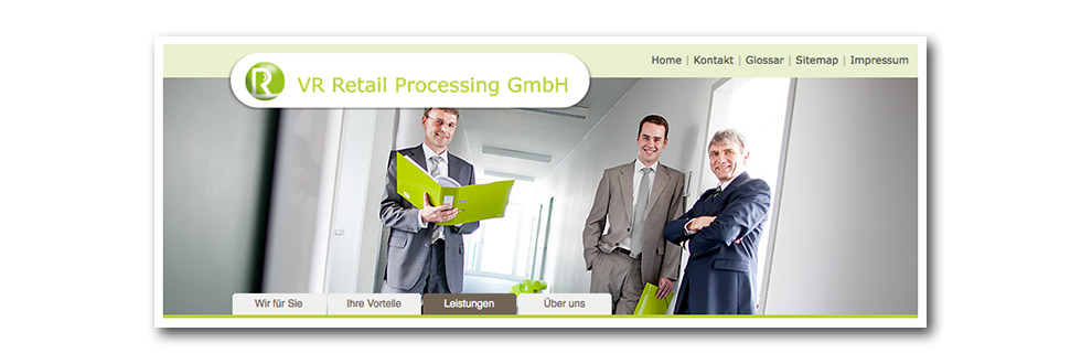 Ein Gruppenfoto mit Männern im Anzug Unterlagen im Layout einer Homepage.
