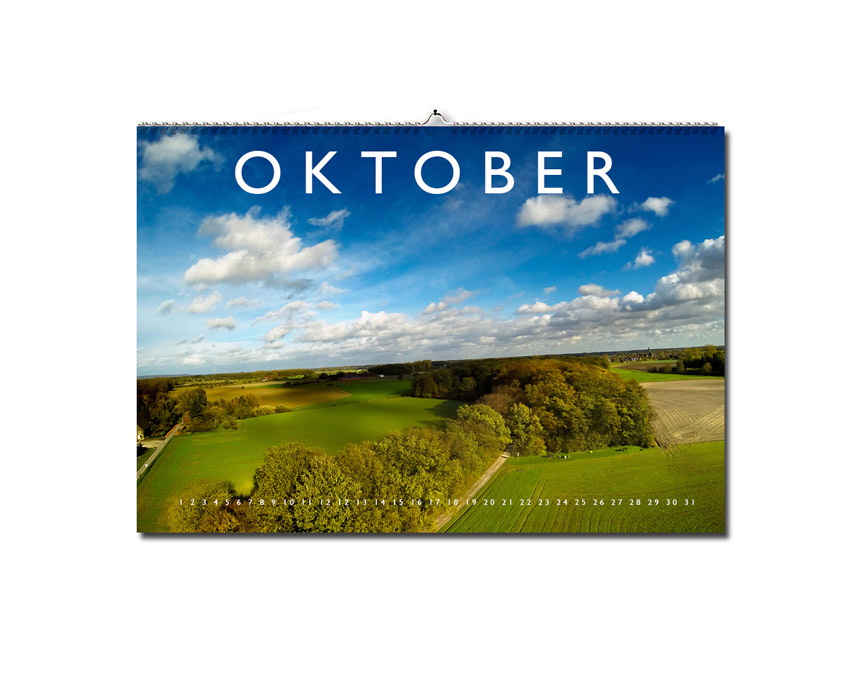 Luftaufnahme eines Feldes mit Wald und Kalendarium von Oktober.