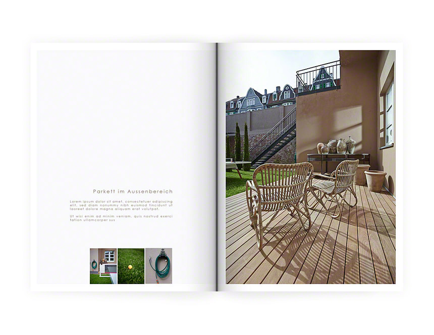 Eine aufgeschlagene Zeitschrift mit einem Foto einer Terrasse aus Holz.