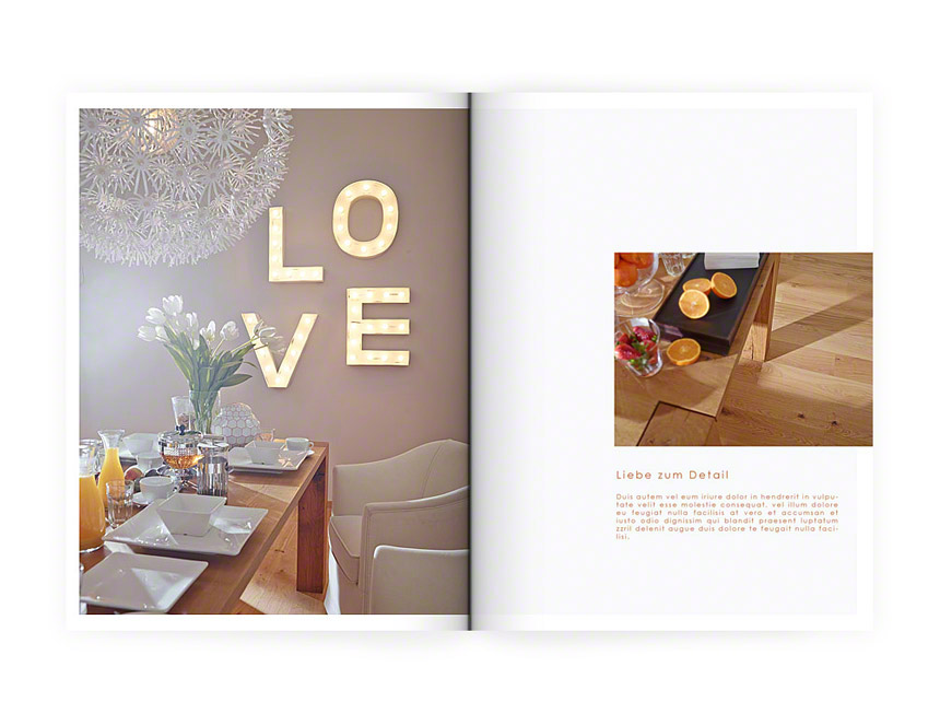 Eine aufgeschlagene Zeitschrift mit einem Foto eines gedeckten Tisches vor einer Wand mit dem Schriftzug LOVE. Auf der rechten Seite ist ein weiteres Detailfoto von der Tischkante und dem Boden aus Vogelperspektive zu sehen.