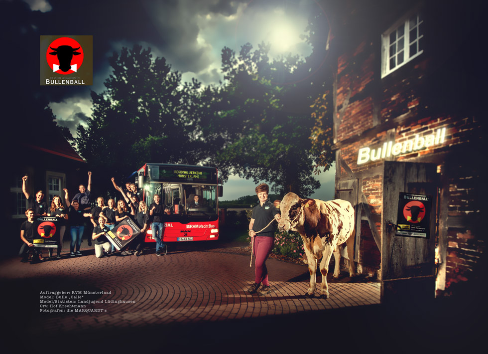 Plakat von Menschen neben einem Bus. Eine Kuh steht vor einer Scheune.