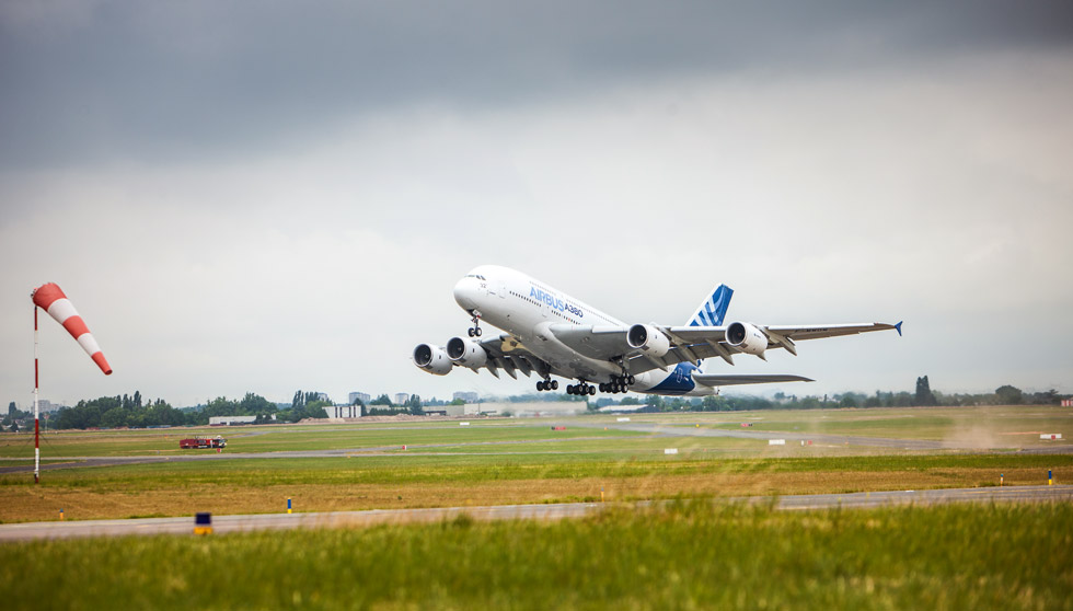 Ein A380 von Airbus startet auf einem Flugplatz.