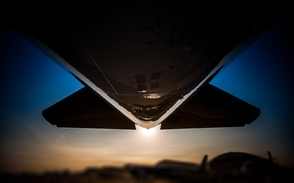 Detailaufnahme eines Flugzeugteils während der blauen Stunde.