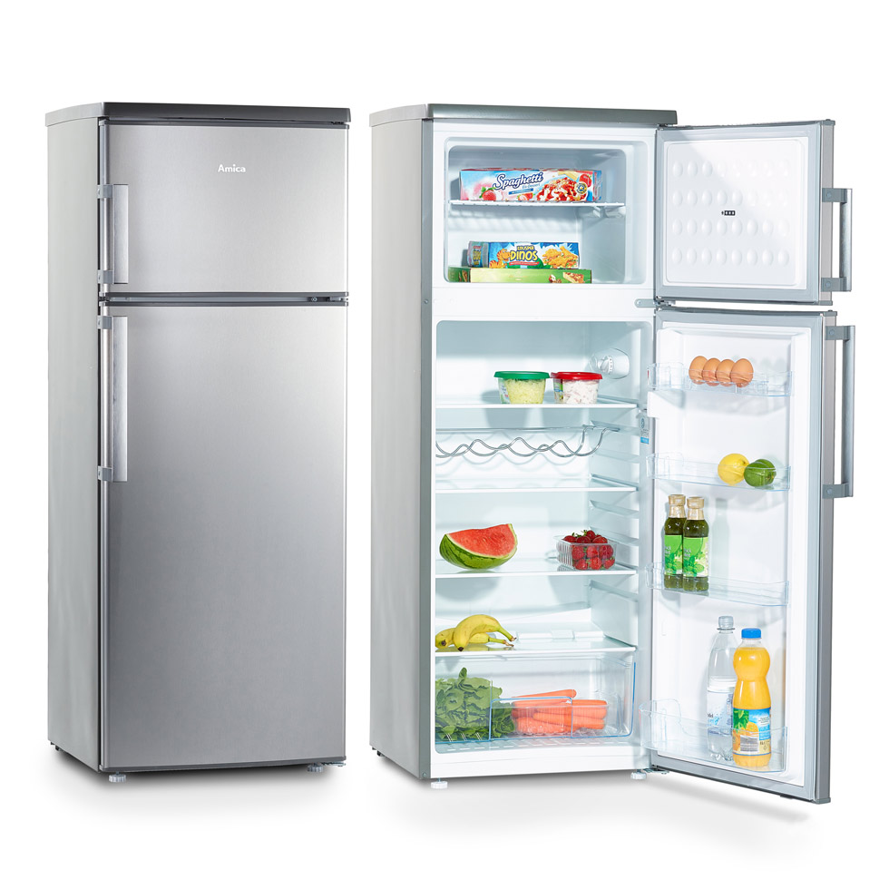 grauer, gefüllter Kühlschrank auf weißem Hintergrund