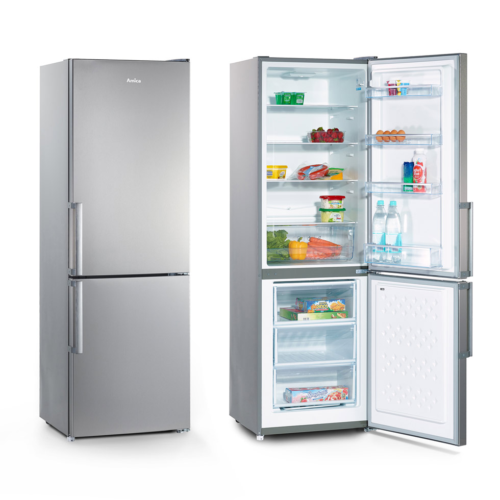 Grauer geöffneter Kühlschrank auf weißem Hintergrund