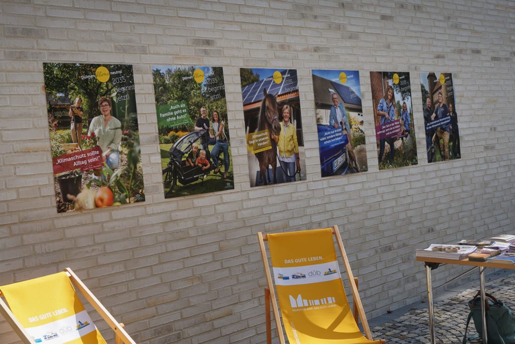 Plakate der Klimapaten aus Dülmen hängen an einer Hauswand bei der Veröffentlichung.
