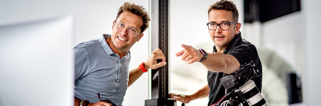 Sven und Tim Marquardt mit Kameras im Fotostudio in Lüdinghausen – Fotograf im Münsterland