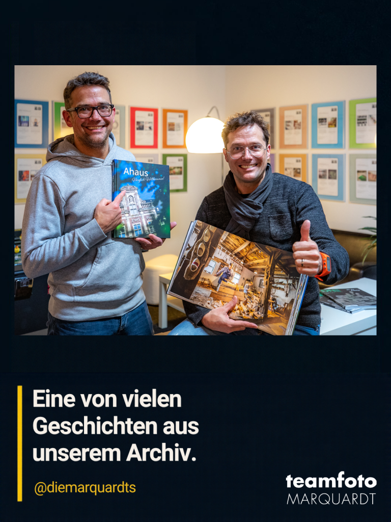 Sven und Tim Marquardt mit dem Bildband Ahaus – eine Geschichte aus dem Archiv