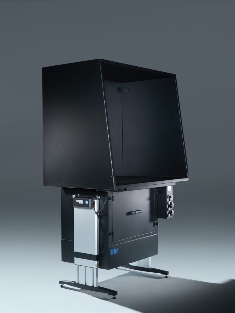 Schwarzer Absaugtisch von Böcker Filtertechnik schräg von der Seite mit Hubsäule und Bedienfeld