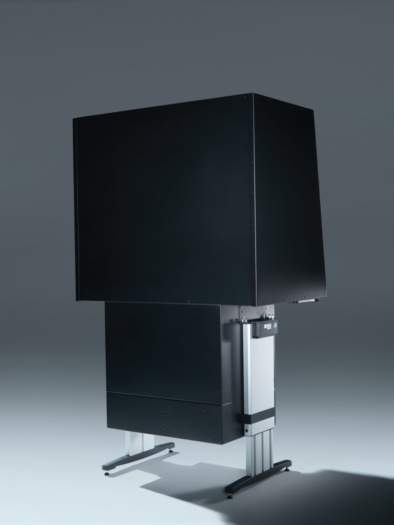 Rückseite des schwarzen Absaugtisches von Böcker Filtertechnik mit silberner Hubsäule