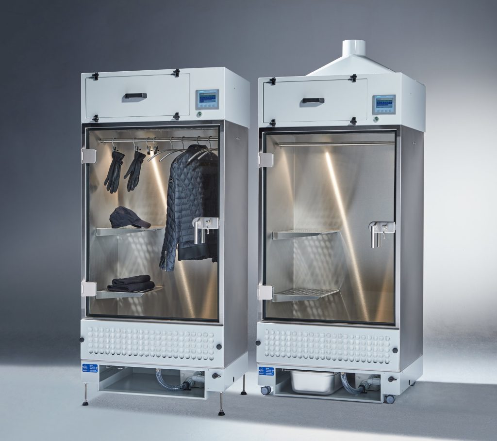 Zwei Trockenschränke von Böcker Filtertechnik mit Glastür, einer mit Jacke, Handschuhen und Mütze bestückt