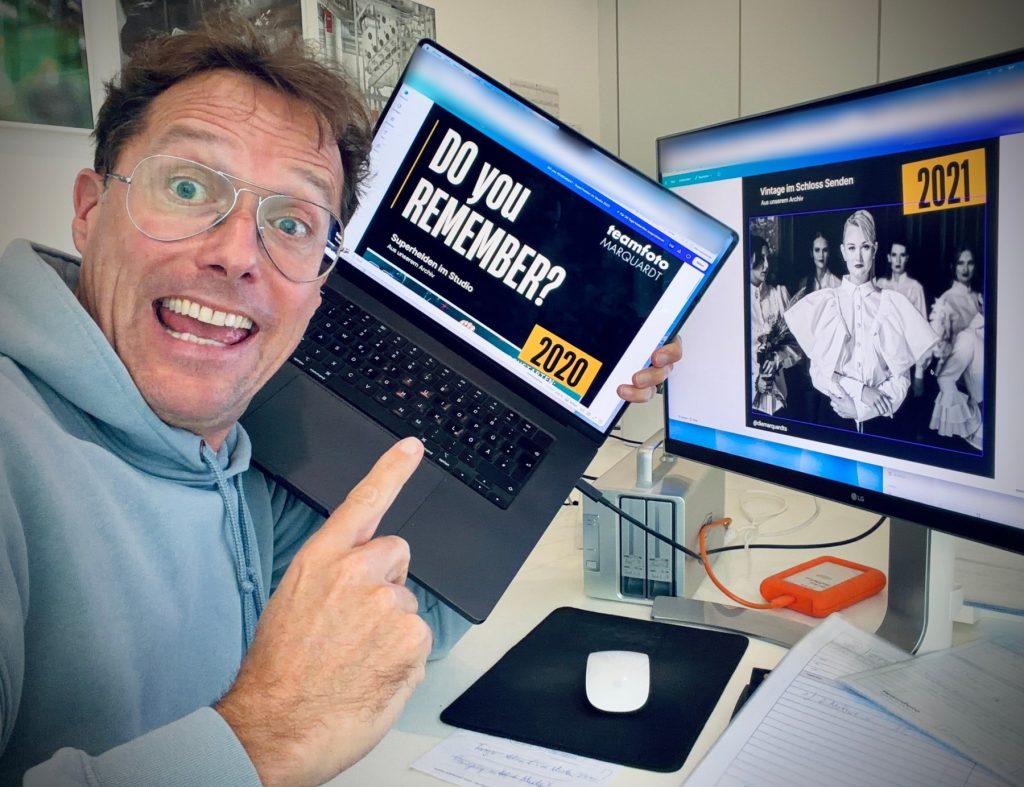 Sven Marquardt am Schreibtisch mit DO you REMEMBER?-Posts auf Laptop und Monitor