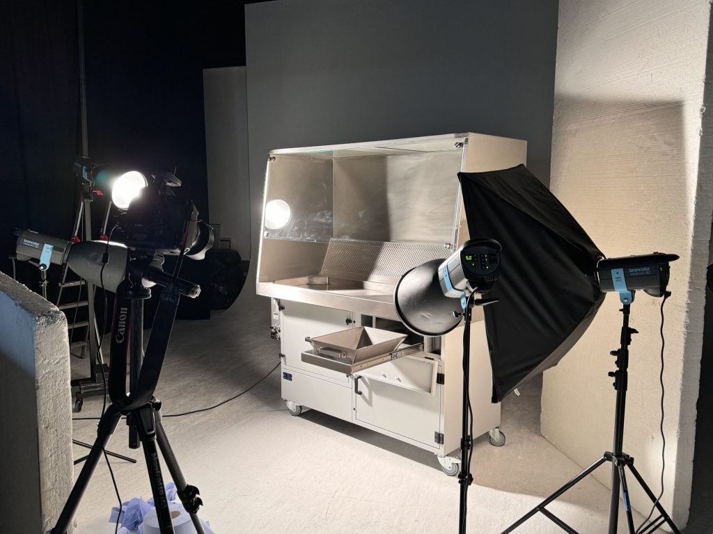 Blick ins Fotostudio von teamfoto MARQUARDT: Absaugtisch umgeben von Blitzköpfen, Softbox und Styroporplatte